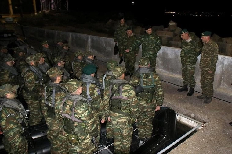 Νυχτερινές ασκήσεις για τις ειδικές δυνάμεις με παρουσία του Α/ΓΕΣ – Δείτε τις εικόνες